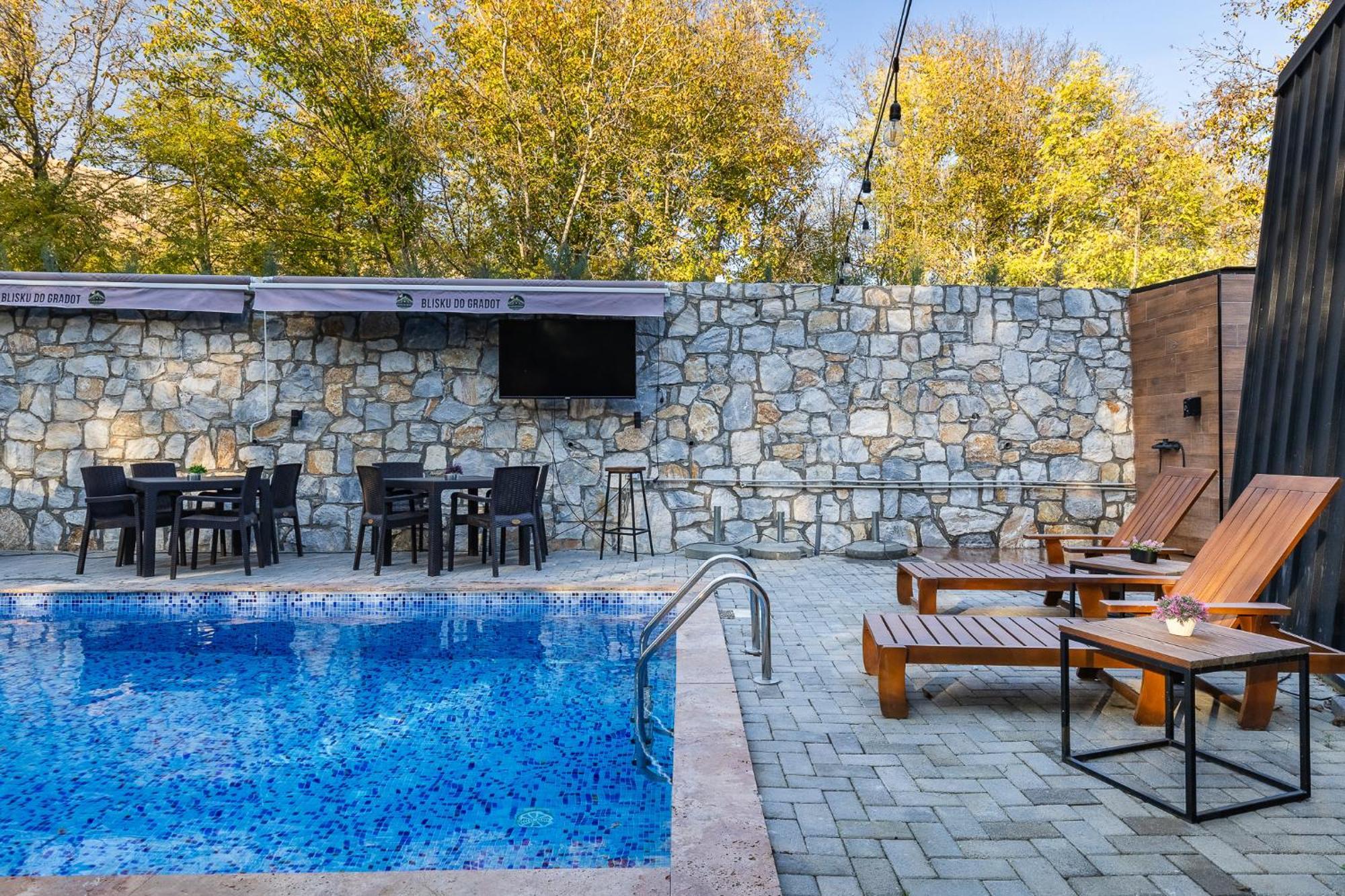 Blisku Do Gradot - Riverfront Luxury Cabins Skopje Exterior foto