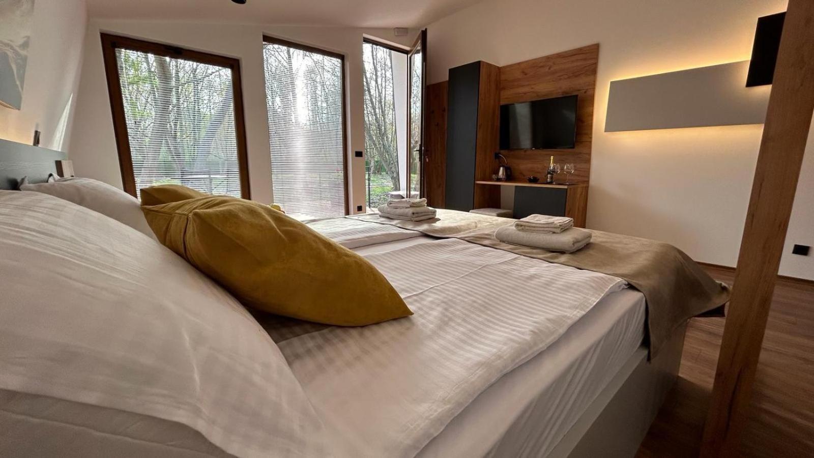Blisku Do Gradot - Riverfront Luxury Cabins Skopje Exterior foto