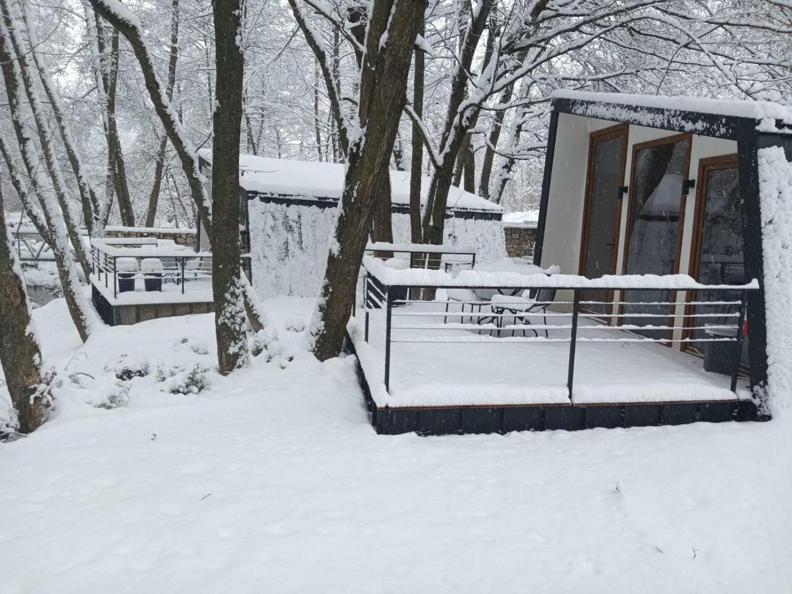 Blisku Do Gradot - Riverfront Luxury Cabins Skopje Exterior foto